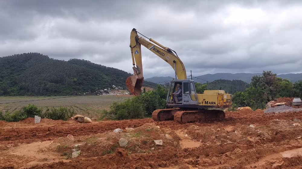 Tổ công tác đang điều phương tiện tháo dỡ đường dây diện kéo vào khu vực khai thác đá trái phép.