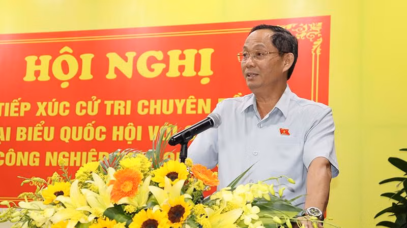 Phó Chủ tịch Quốc hội Trần Quang Phương phát biểu tại Hội nghị tiếp xúc cử tri chuyên đề với công nhân Quảng Ngãi.