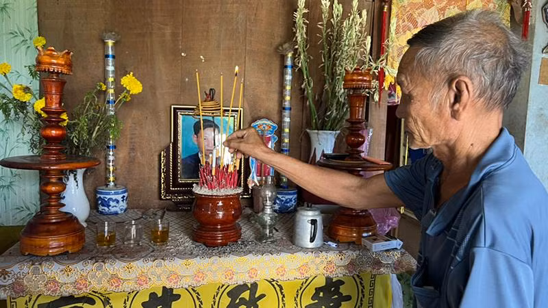Ông Nguyễn Văn Há bên bàn thờ con trai tử vong do ngộ độc rượu.