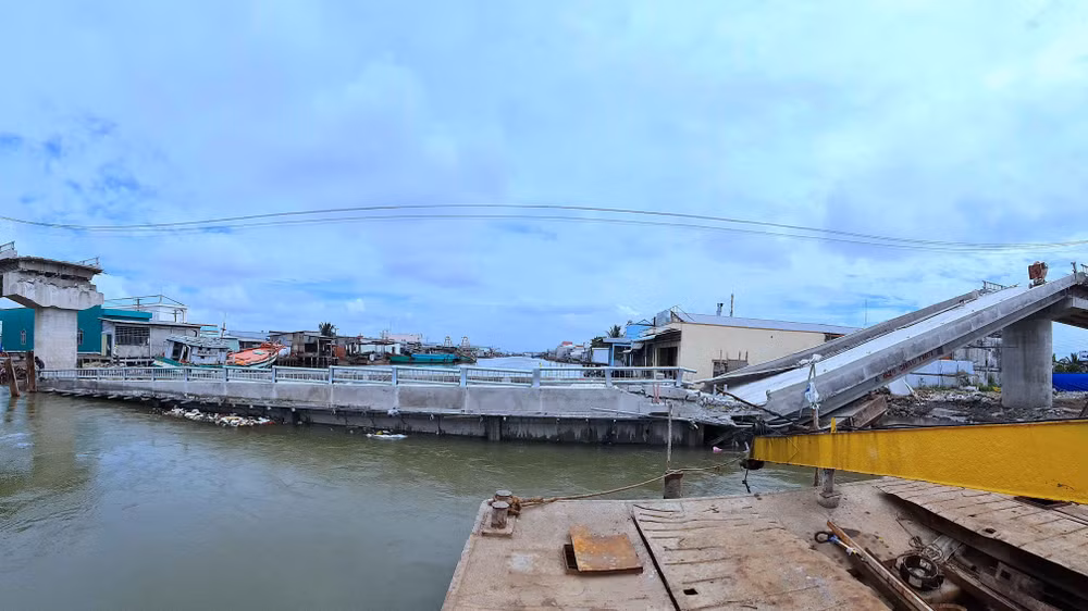 Sự cố lún, sập cầu bắc ngang sông Cái Đôi Vàm vào sáng 21/12/2021.