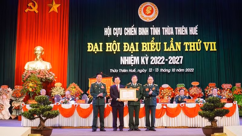 Thừa ủy quyền của Thủ tướng Chính phủ, đồng chí Bí thư Tỉnh ủy Lê Trường Lưu trao Bằng khen của Chính phủ cho Hội Cựu chiến binh tỉnh.