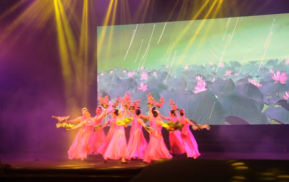 Nhiều tiết mục văn hóa đặc sắc của hai nước được các nghệ sĩ, diễn viên trình bày ấn tượng.