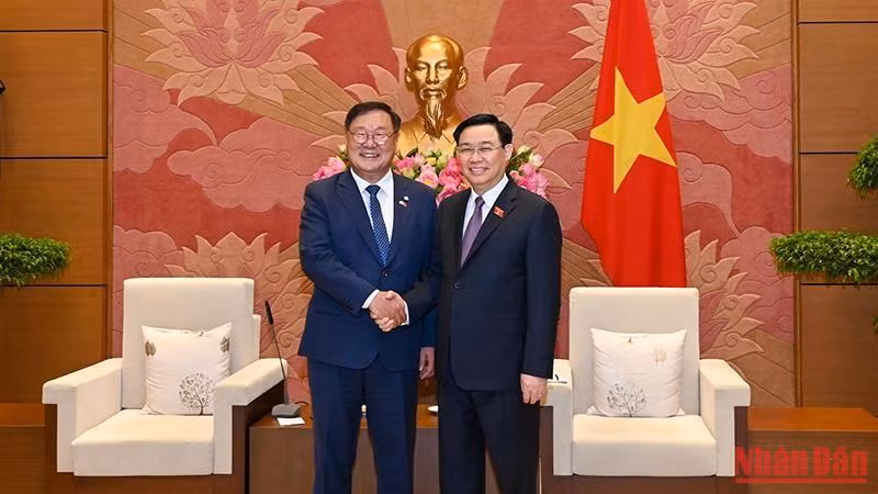 Chủ tịch Quốc hội Vương Đình Huệ và Chủ tịch nhóm Nghị sĩ hữu nghị Hàn Quốc-Việt Nam Kim Tae-nyeon tại buổi tiếp. (Ảnh: DUY LINH)