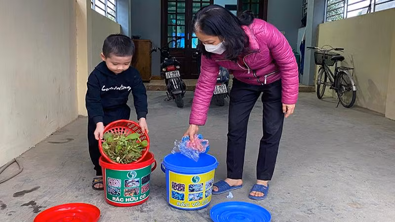 Người dân phường An Tường, thành phố Tuyên Quang phân loại rác thải tại nguồn.