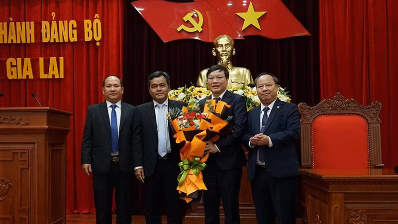 Thường trực Tỉnh ủy Gia Lai chúc mừng đồng chí Trương Hải Long được chỉ định giữ chức Phó Bí thư Tỉnh ủy Gia Lai.