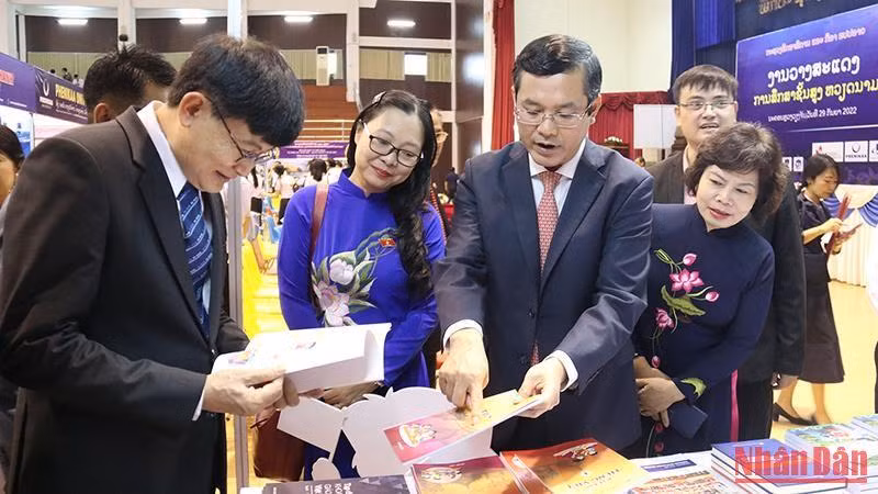 Lãnh đạo ngành giáo dục hai nước Việt Nam-Lào tham quan các gian trưng bày tại Triển lãm. (Ảnh: TRỊNH DŨNG)