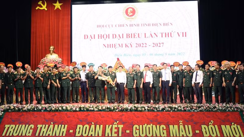Các đồng chí lãnh đạo tỉnh Điện Biên tặng hoa, chúc mừng các đồng chí được tín nhiệm bầu Ban chấp hành Hội Cựu chiến binh tỉnh Điện Biên nhiệm kỳ 2022-2027.