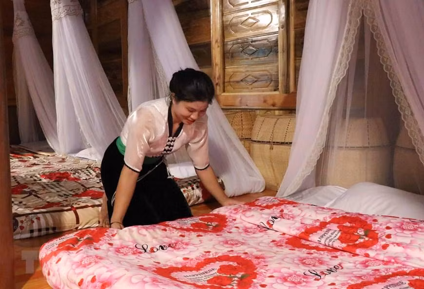 Cơ sở lưu trú trong bản Nà Sự mang đậm nét văn hóa sinh hoạt của người Thái trắng. (Ảnh: Xuân Tiến/TTXVN)