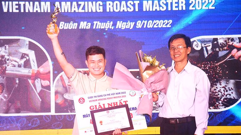 Chủ tịch Hiệp hội Cà-phê Buôn Ma Thuột Trịnh Đức Minh trao giải Nhất cuộc thi rang cà-phê Việt Nam năm 2022 kèm tiền thưởng 30 triệu đồng cho thí sinh Tạ Tuấn Anh đến từ thành phố Hồ Chí Minh.