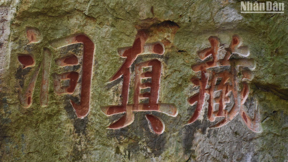 Ma nhai Linh Nham Động, ngự bút vua Minh Mạng ngự chế vào năm 1837.