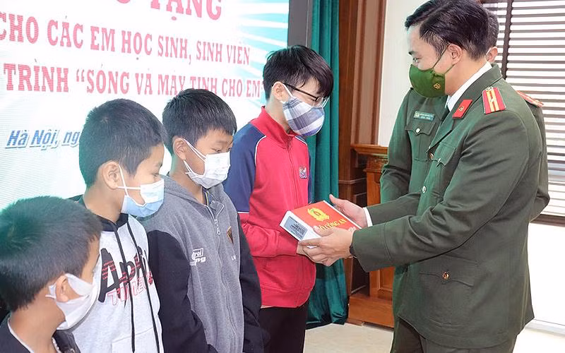 Chương trình “Sóng và máy tính cho em” của tuổi trẻ Công an nhân dân.