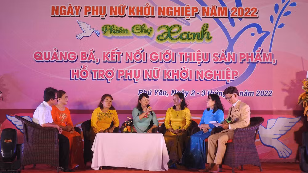 Các điển hình phụ nữ khởi nghiệp giao lưu, chia sẻ kinh nghiệm.