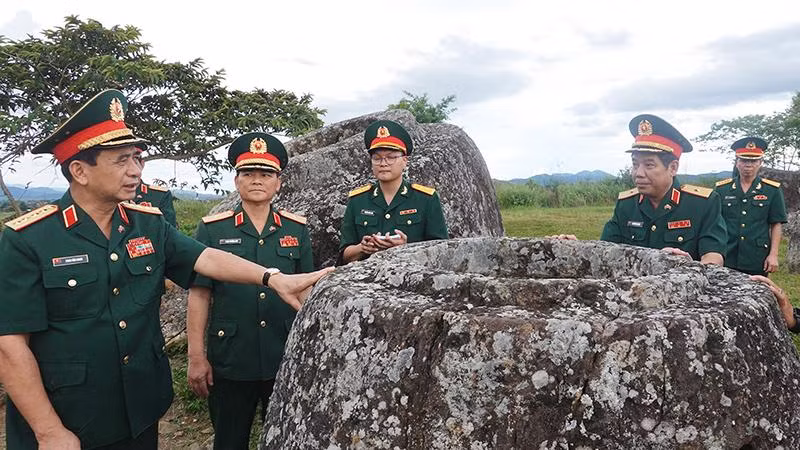 Đại tướng Phan Văn Giang và Đoàn đại biểu quân sự cấp cao Quân đội nhân dân Việt Nam thăm chiến trường xưa Cánh đồng Chum ở tỉnh Xiengkhouang, Lào.