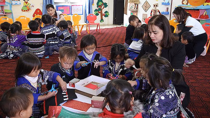 Cô giáo Đỗ Thị Loan (áo đen, bên phải) hướng dẫn học sinh làm đồ chơi, dụng cụ học tập trong một giờ học STEM.