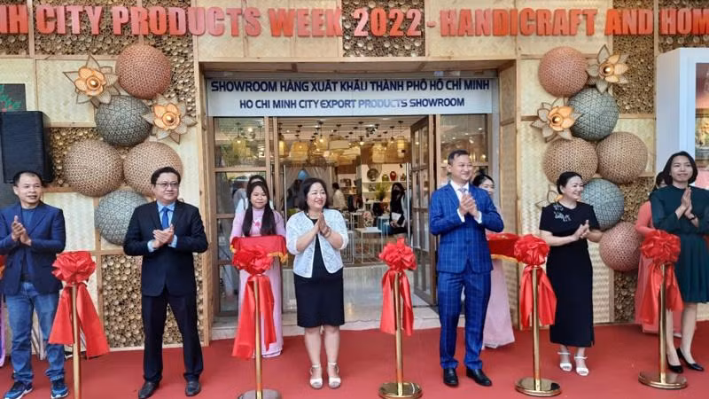 Cắt băng khai mạc Tuần lễ.