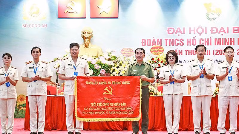 Thượng tướng Trần Quốc Tỏ (áo xanh) thay mặt Đảng ủy Công an nhân dân trao bức trướng “Bản lĩnh, sáng tạo, khát vọng lập công vì an ninh Tổ quốc, vì hạnh phúc nhân dân” tặng tuổi trẻ Công an nhân dân. 
