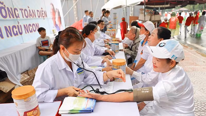 Người cao tuổi tham gia chương trình được các bác sĩ của Trung tâm Dinh dưỡng Vinamilk tư vấn sức khỏe dinh dưỡng.