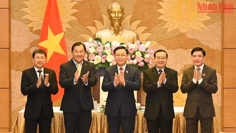 Chủ tịch Quốc hội Vương Đình Huệ và Chủ nhiệm Ủy ban Đối ngoại Quốc hội Lào Sanya Praseuth; Chủ nhiệm Ủy ban Đối ngoại, hợp tác quốc tế, thông tin và truyền thông Quốc hội Campuchia Sous Yara cùng các đại biểu tại buổi tiếp.