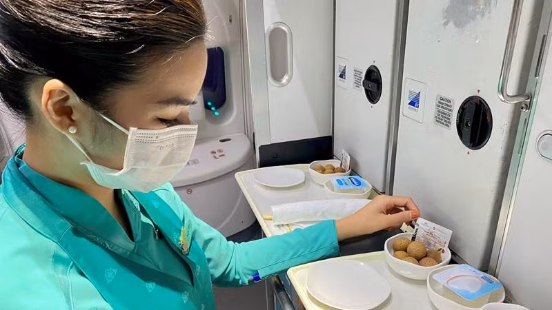 Phục vụ nhãn lồng trên máy bay là một trong những nỗ lực của VNA chung tay mang đặc sản trái cây vùng miền đến với khách quốc tế.