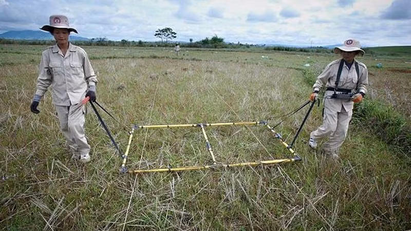 Rà phá bom, mìn và vật liệu nổ còn sót lại từ chiến tranh tại Lào. (The Diplomat)