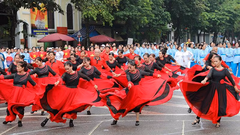 Các diễn viên, vũ công đều ở độ tuổi gần 70, gần 80.