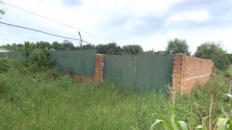 Trang trại chăn nuôi heo nái quy mô lớn Huỳnh Tấn Khánh ở xã Ea Uy được xây dựng tường rào bao quanh kín mít, người ngoài không được vào.