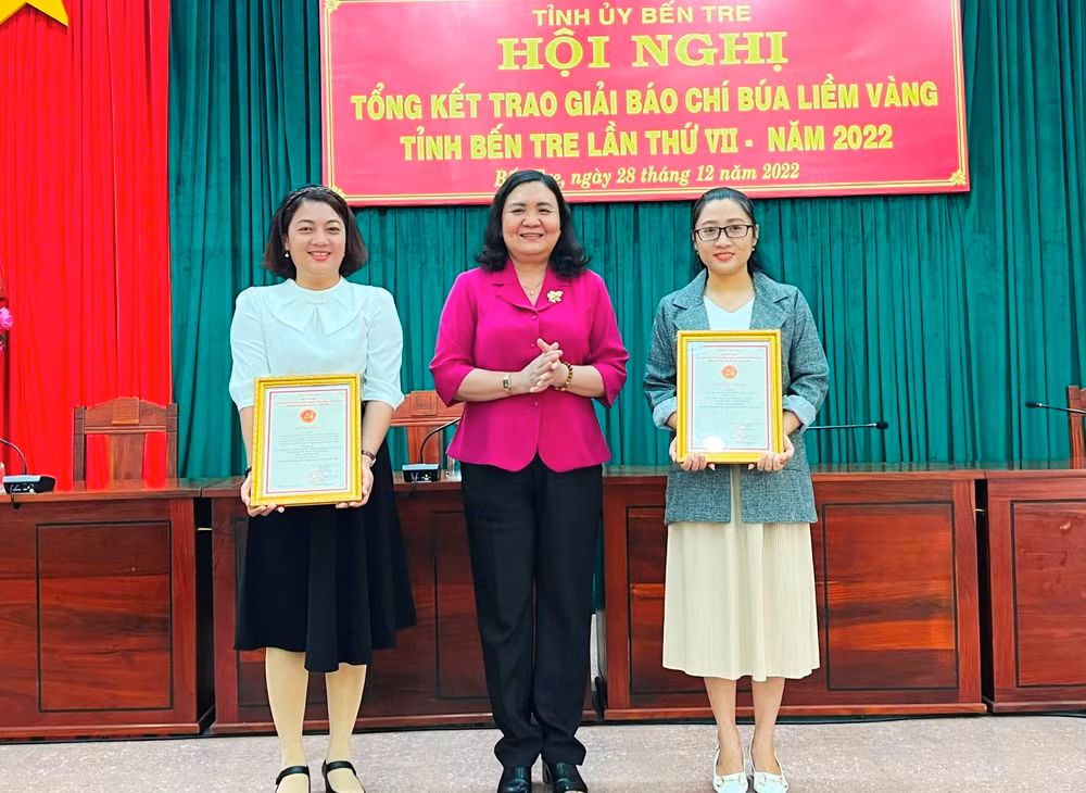 Phó Bí thư Thường trực Tỉnh ủy Hồ Thị Hoàng Yến trao giải Nhất giải báo chí Búa liềm vàng lần thứ VII, năm 2022 cho các tác giả đạt giải.