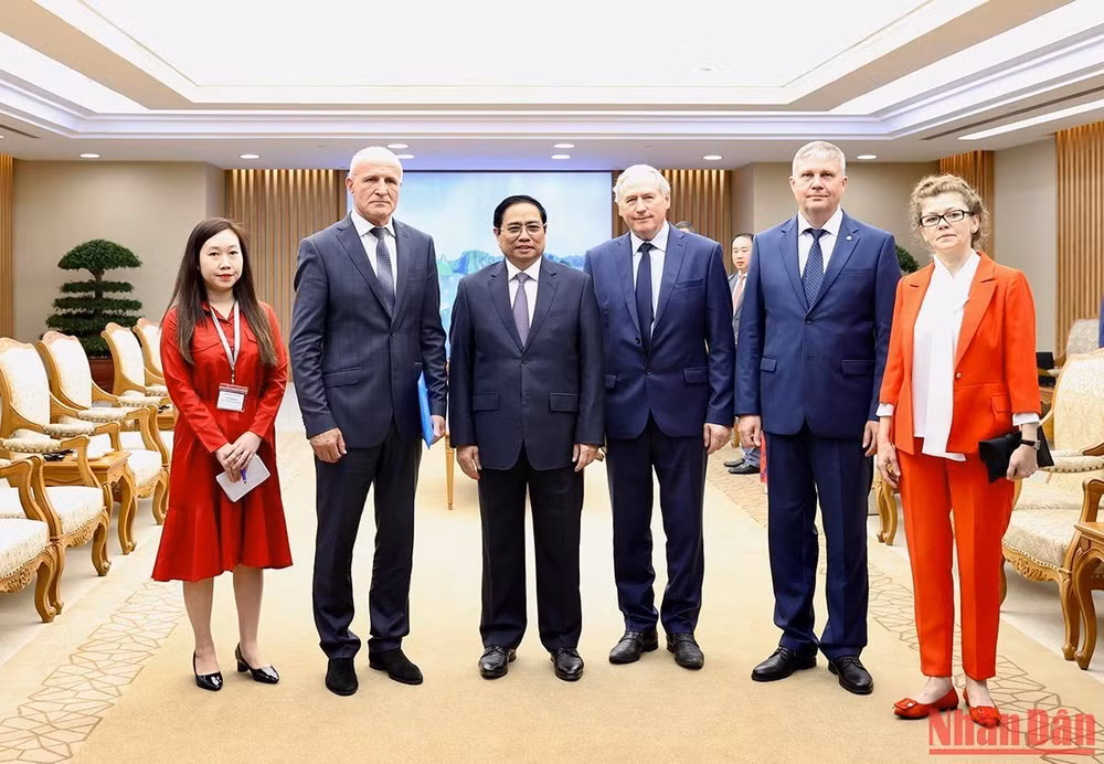 Thủ tướng Phạm Minh Chính và Giám đốc Viện Nghiên cứu khoa học dược liệu và tinh dầu Liên bang Nga, Viện sĩ Viện Hàn lâm khoa học Liên bang Nga Sidelnikov Nikolai Ivanovich.