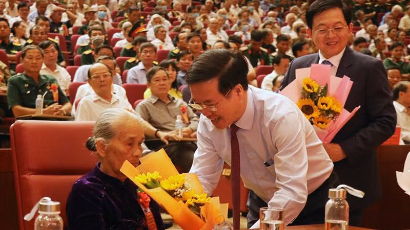 Đồng chí Võ Văn Thưởng và đoàn công tác Trung ương dự Hội nghị biểu dương Người có công tiêu biểu tỉnh Bình Định năm 2022.