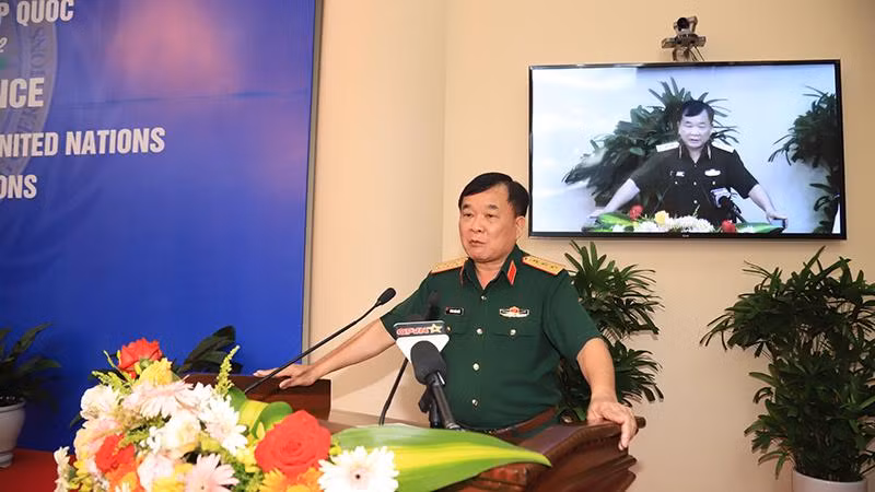 Thượng tướng Hoàng Xuân Chiến, Thứ trưởng Quốc phòng phát biểu ý kiến tại hội nghị. 