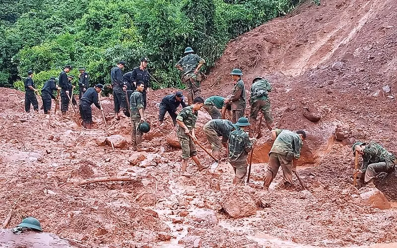 Cán bộ, chiến sĩ các lực lượng công an và quân đội phối hợp khắc phục hậu quả thiên tai tại các địa phương.