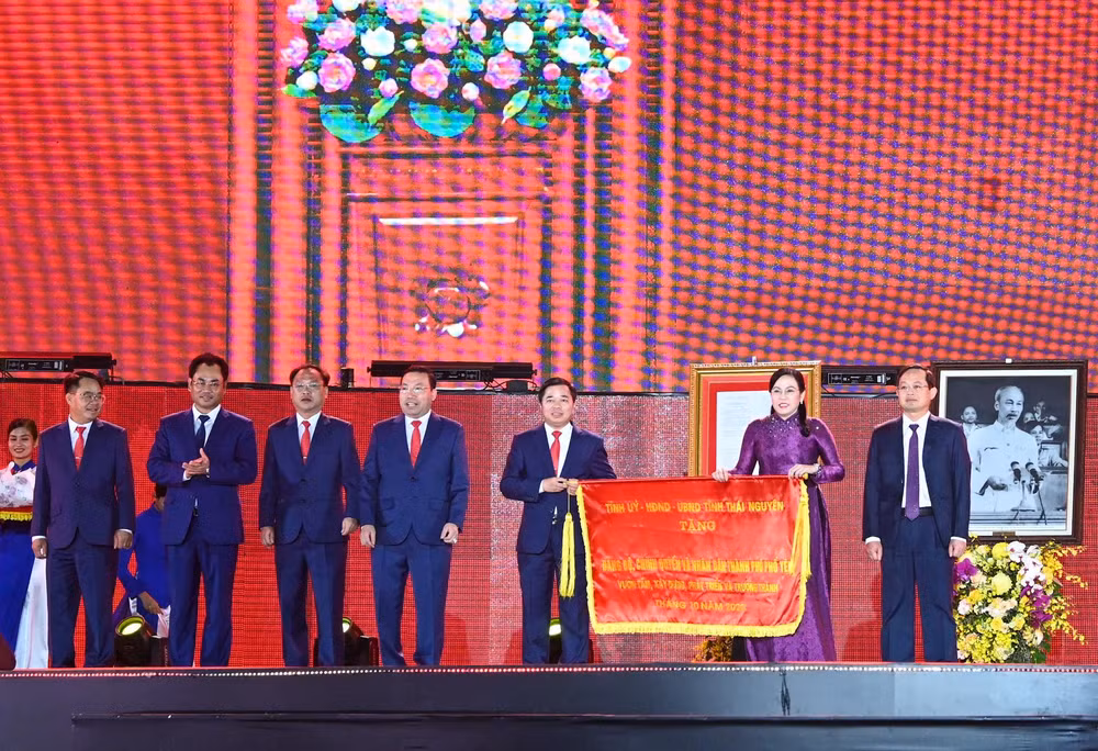 Lãnh đạo tỉnh Thái Nguyên trao Cờ thi đua cho Đảng bộ, chính quyền và nhân dân thành phố Phổ Yên.