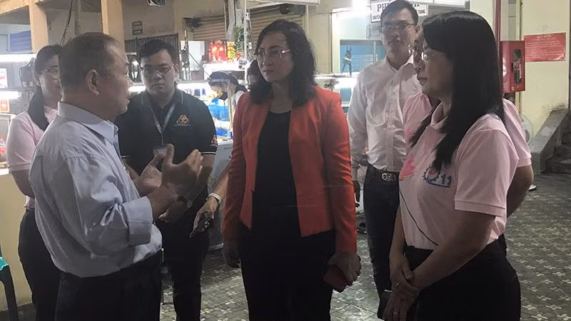 Đoàn công tác của UBND Thành phố Hồ Chí Minh khảo sát, tham quan và nghe giới thiệu về Chợ Thiếc.