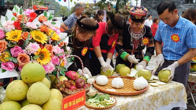 Thi bóc bưởi Đại Minh.