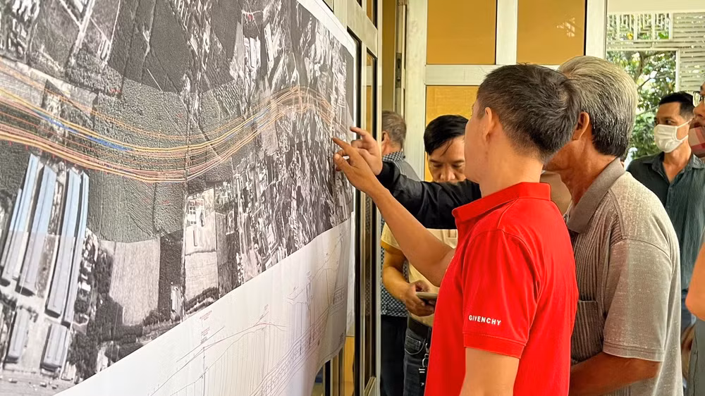 Người dân huyện Long Thành xem bản đồ dự án đường cao tốc Biên Hòa-Vũng Tàu.