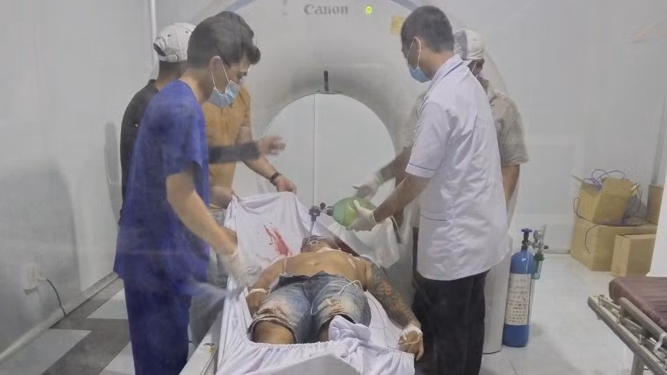 Một người được cấp cứu trong vụ nổ súng làm chết tại chỗ 2 người ở ấp Bến Tràm, xã Cửa Dương, thành phố Phú Quốc ngày 27/10.