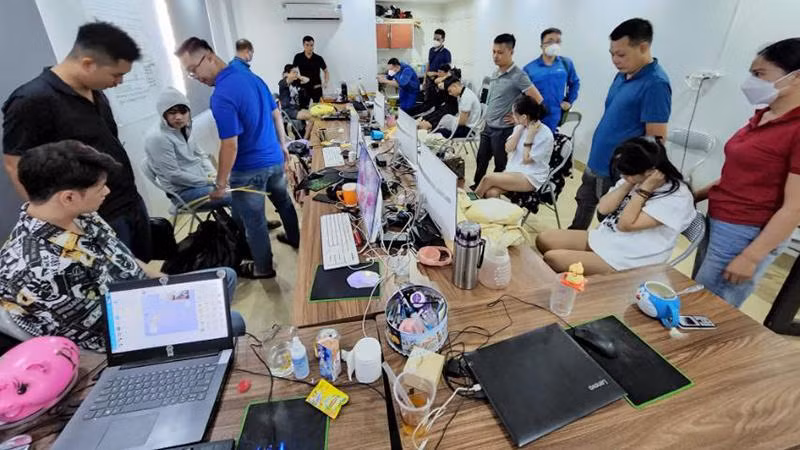 Cơ quan Công an khám xét nơi làm việc của các đối tượng trong đường dây cho vay lãi nặng.