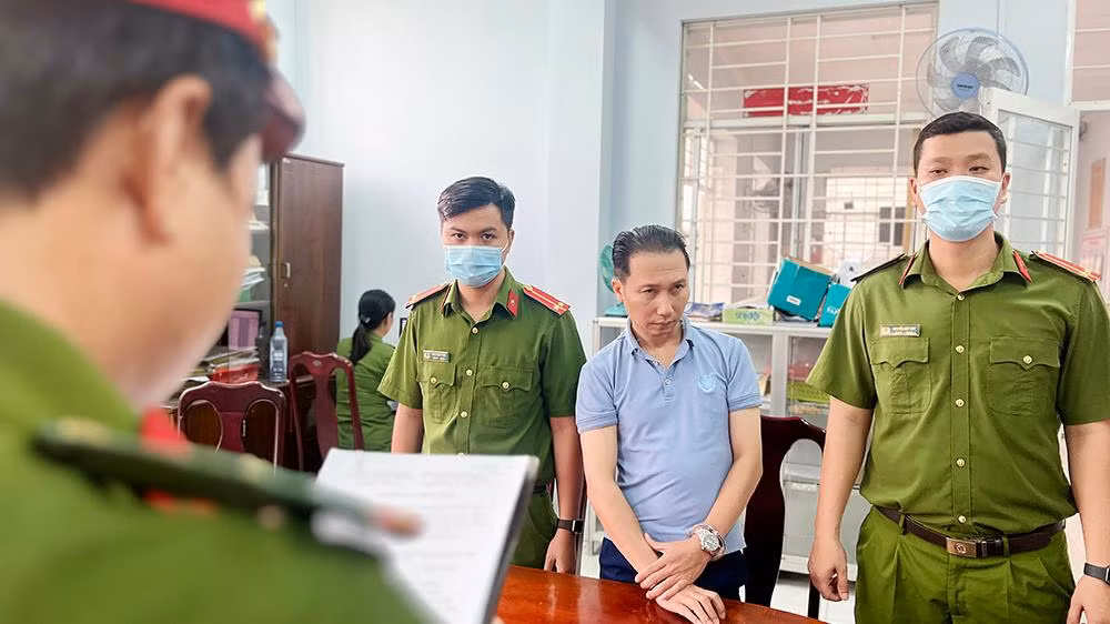 Công an thành phố Long Xuyên đọc lệnh bắt giữ Tú.