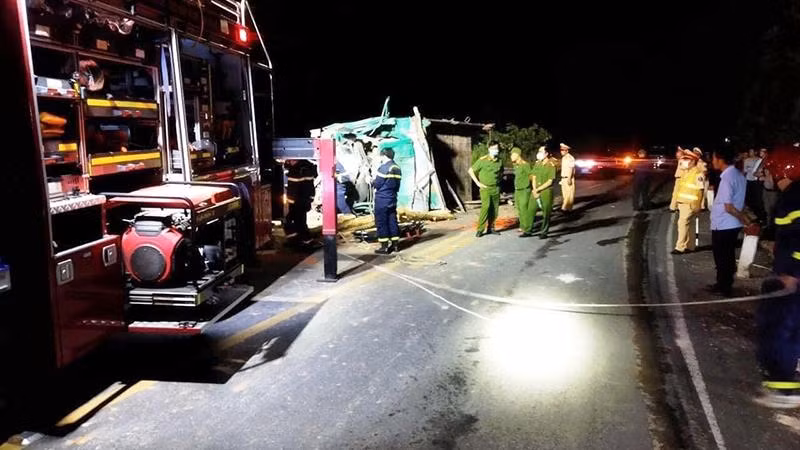 Vụ tai nạn xảy ra ở địa hình dốc cao, trời tối, không có điện đường gây khó khăn cho lực lượng cứu nạn trong đêm.