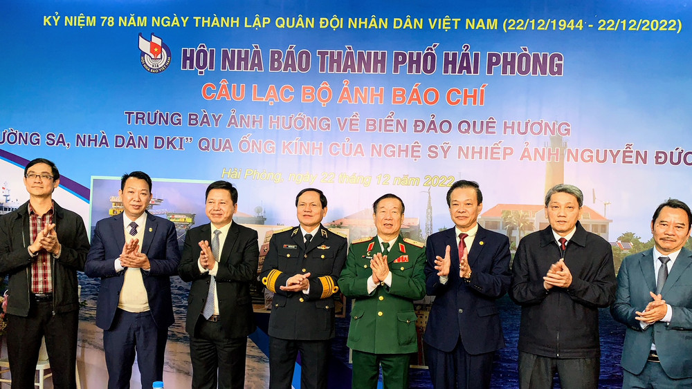 Các đại biểu khai mạc trưng bày ảnh “Hướng về biển đảo quê hương - Trường Sa, Nhà giàn DKI”.