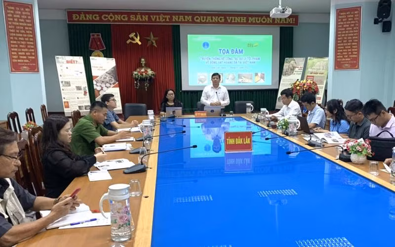 Buổi tọa đàm thu hút sự quan tâm của đông đảo các nhà báo, phóng viên thường trú trên địa bàn đến dự.