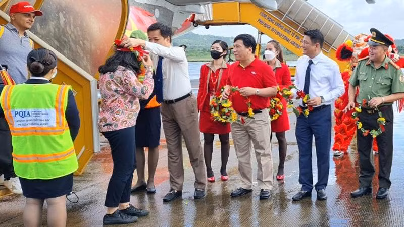 Lãnh đạo tỉnh Kiên Giang tặng hoa cho vị khách đầu tiên từ Ấn Độ đến Phú Quốc.