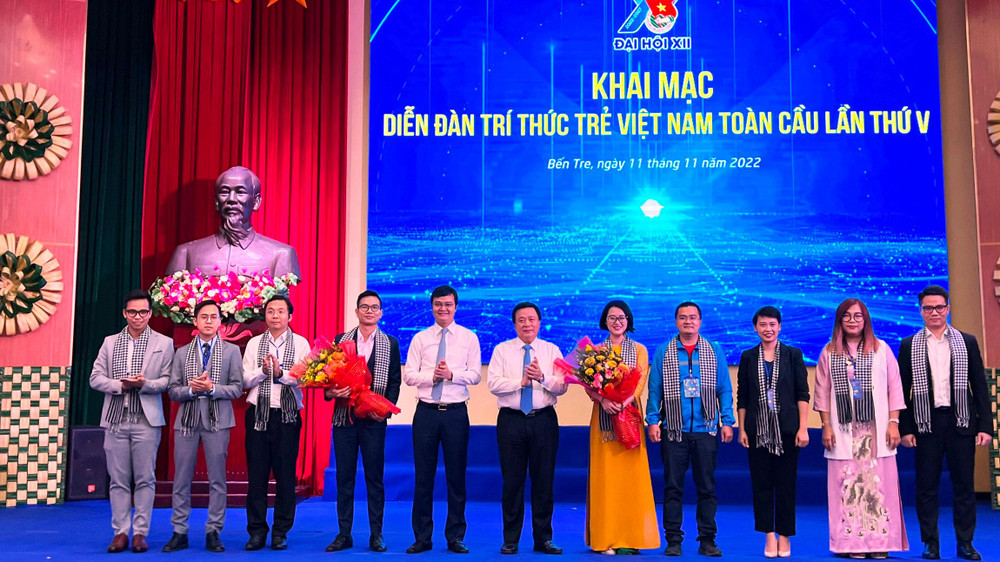 Lãnh đạo Đảng, Nhà nước tặng hoa chúc mừng Ban điều hành Mạng lưới Trí thức trẻ Việt Nam toàn cầu giai đoạn 2022-2024.