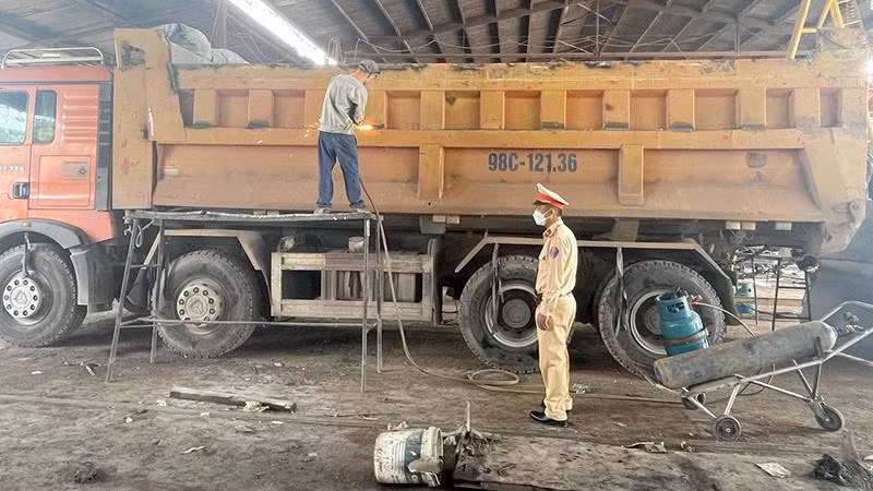 Cảnh sát giao thông yêu cầu tháo, cắt thành thùng cơi nới của xe quá tải, quá khổ.