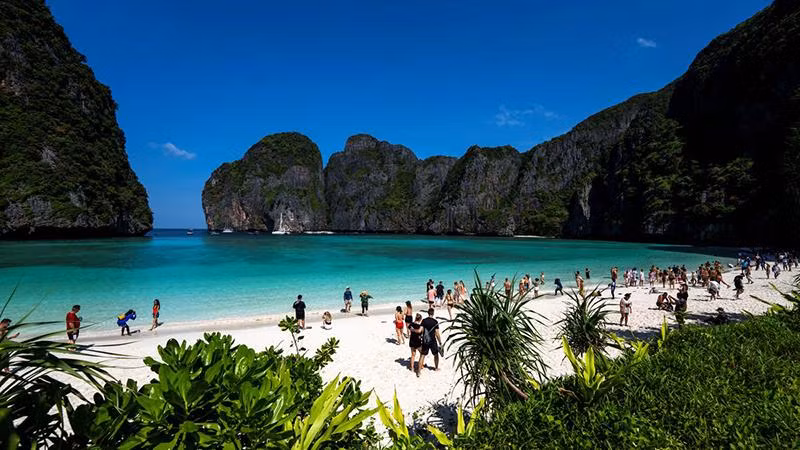 Du khách trên bãi biển vịnh Maya, tỉnh Krabi, Thái Lan. (Ảnh: Reuters)