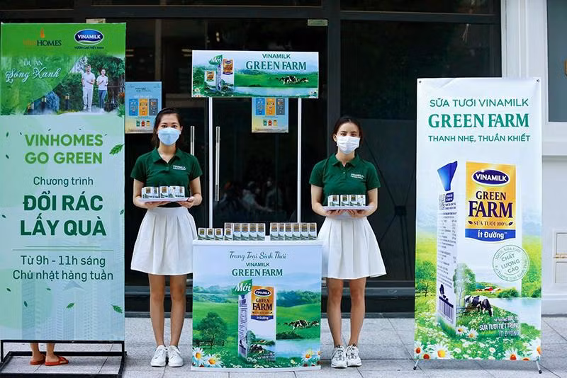 Chương trình đổi rác lấy quà do Vinamilk Green Farm đồng hành cùng cộng đồng dân cư Vinhomes để khuyến khích các thói quen tốt giúp bảo vệ môi trường.