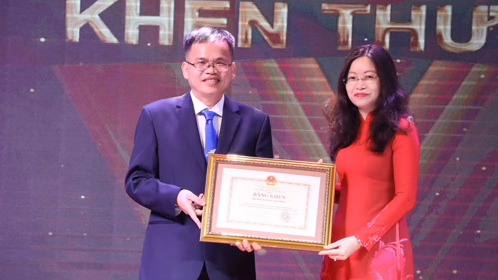 Đại diện Bộ Giáo dục và Đào tạo tặng Bằng khen cho tập thể Đại học Lạc Hồng.