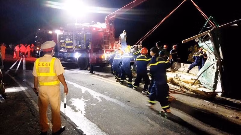 Lực lượng cứu hộ cứu nạn tiếp cận vực sâu để đưa thi thể 2 nạn nhân lên.