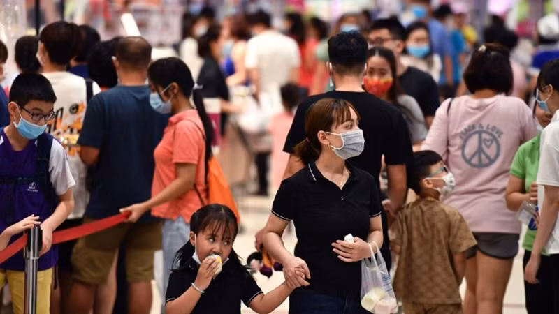 Nhiều trẻ em được cha mẹ, ông bà cho đến vui chơi, mua sắm tại các trung tâm thương mại.