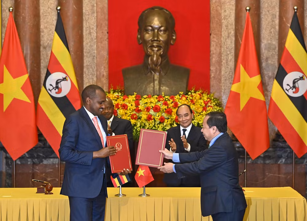 Bộ trưởng Nông nghiệp, Công nghiệp chăn nuôi và Thủy sản Uganda trao đổi Bản ghi nhớ về hợp tác Khoa học và Kỹ thuật trong lĩnh vực nông nghiệp với Giám đốc Viện Khoa học nông nghiệp Việt Nam.